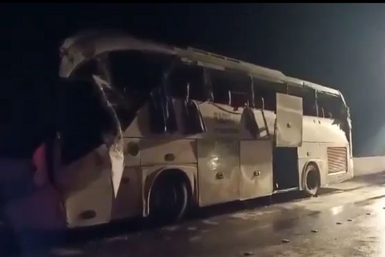 Egipt. Autobus z turystami uderzył w betonową barierę. 12 osób nie żyje