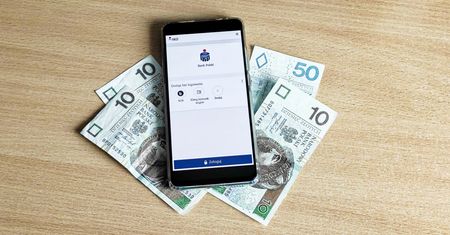 PKO BP: aplikacja IKO pozwala robić przelewy głosem. I wie, co to "hajs"