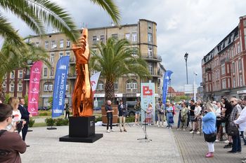 Wielka ręka-kciuk Jana Śliwki pojawiła się na Skwerze Europejskim w Gliwicach. Ruszyło Biennale