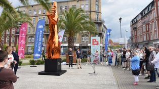 Wielka ręka-kciuk Jana Śliwki pojawiła się na Skwerze Europejskim w Gliwicach. Ruszyło Biennale
