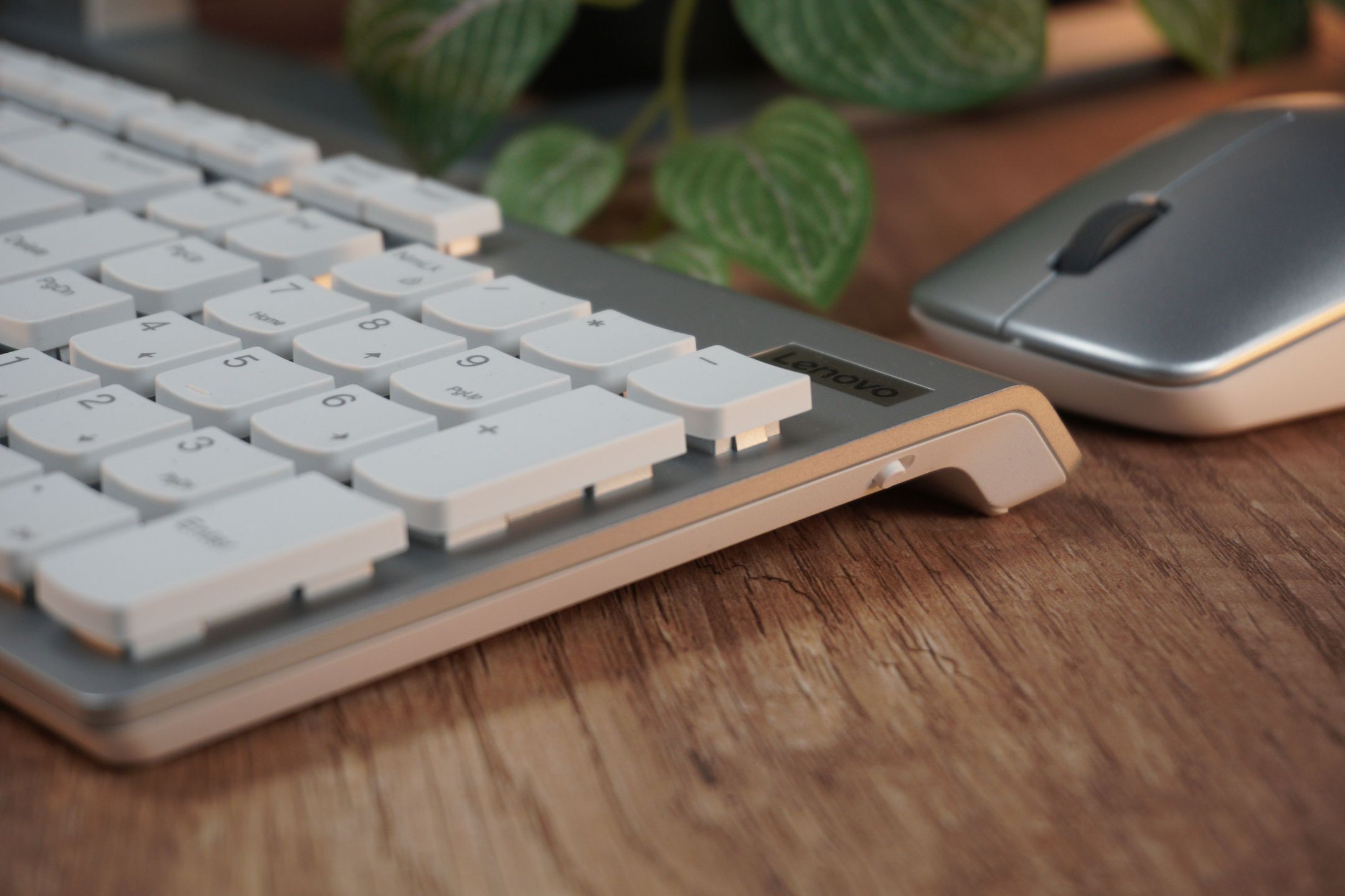 Jednostkę centralną uzupełniają bezprzewodowa klawiatura oraz mysz