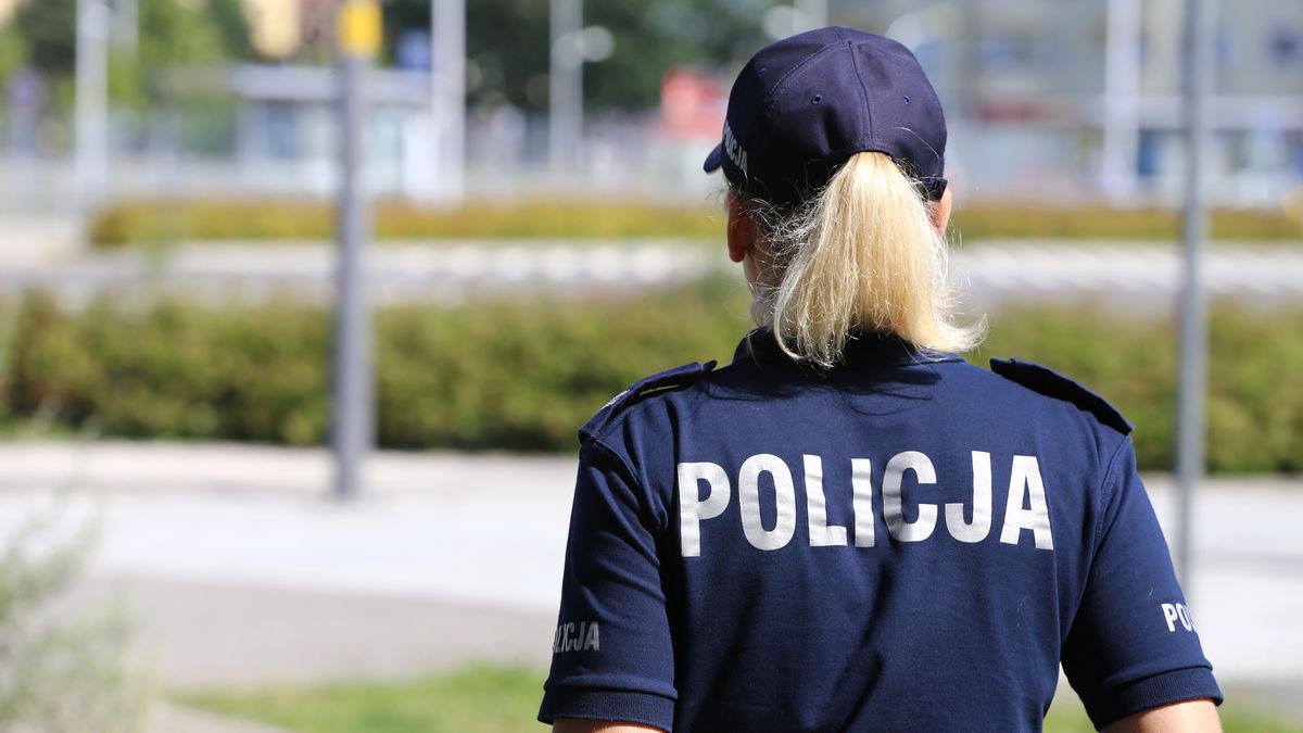 Policjantka ostrzega przed oszustami 