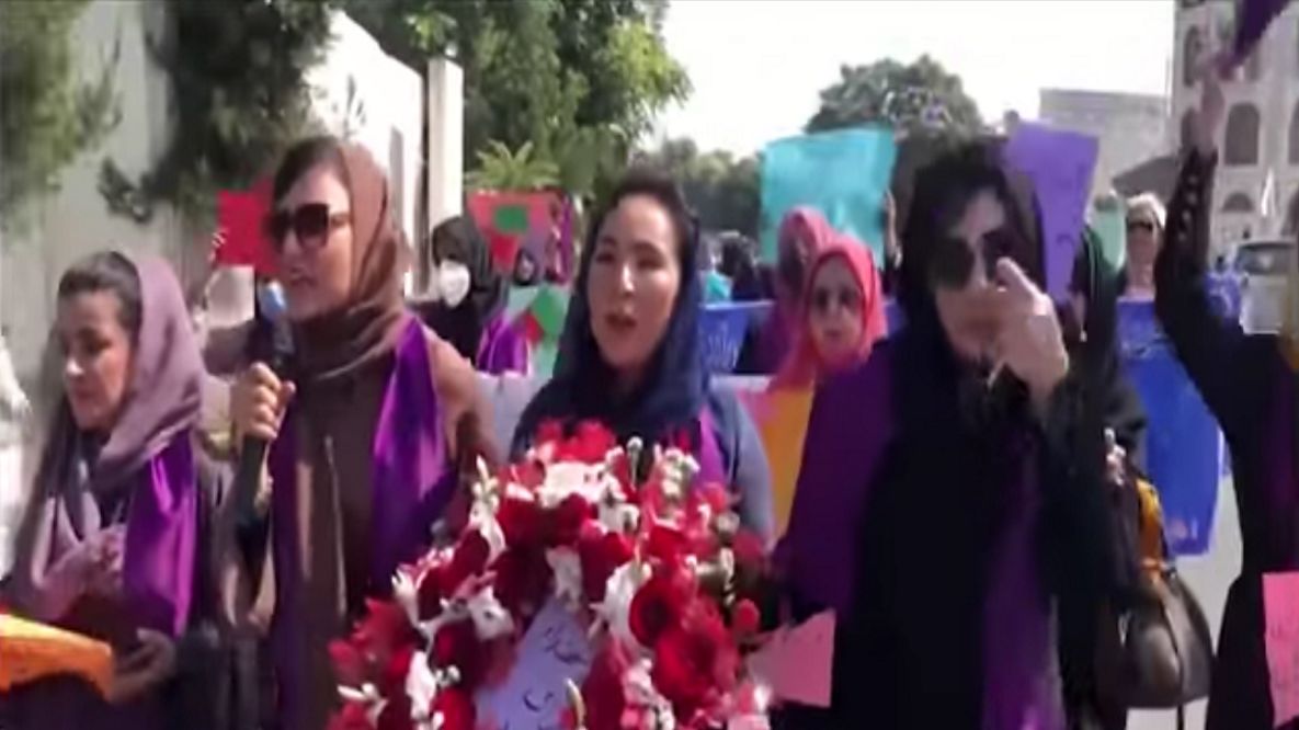 Kadr z reportażu ws. protestu kobiet w Kabulu.