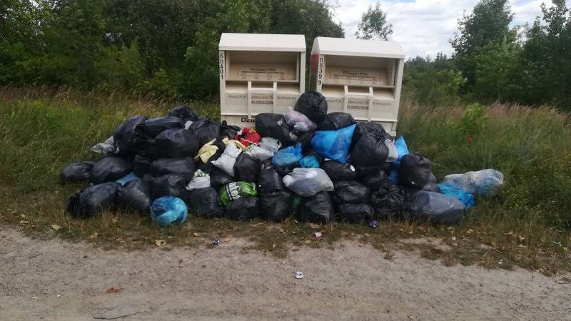 Śmieci pod kontenerami na odzież PCK Lublin
