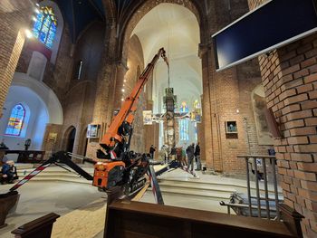 Głogów: Historyczny moment w kolegiacie. W prezbiterium zawieszono półtonowy krzyż