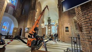 Głogów: Historyczny moment w kolegiacie. W prezbiterium zawieszono półtonowy krzyż