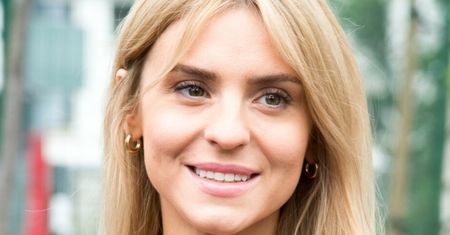 Rzadki widok: Katarzyna Tusk zamieściła kadry, jak wygrzewa się W BIKINI na plaży (FOTO)