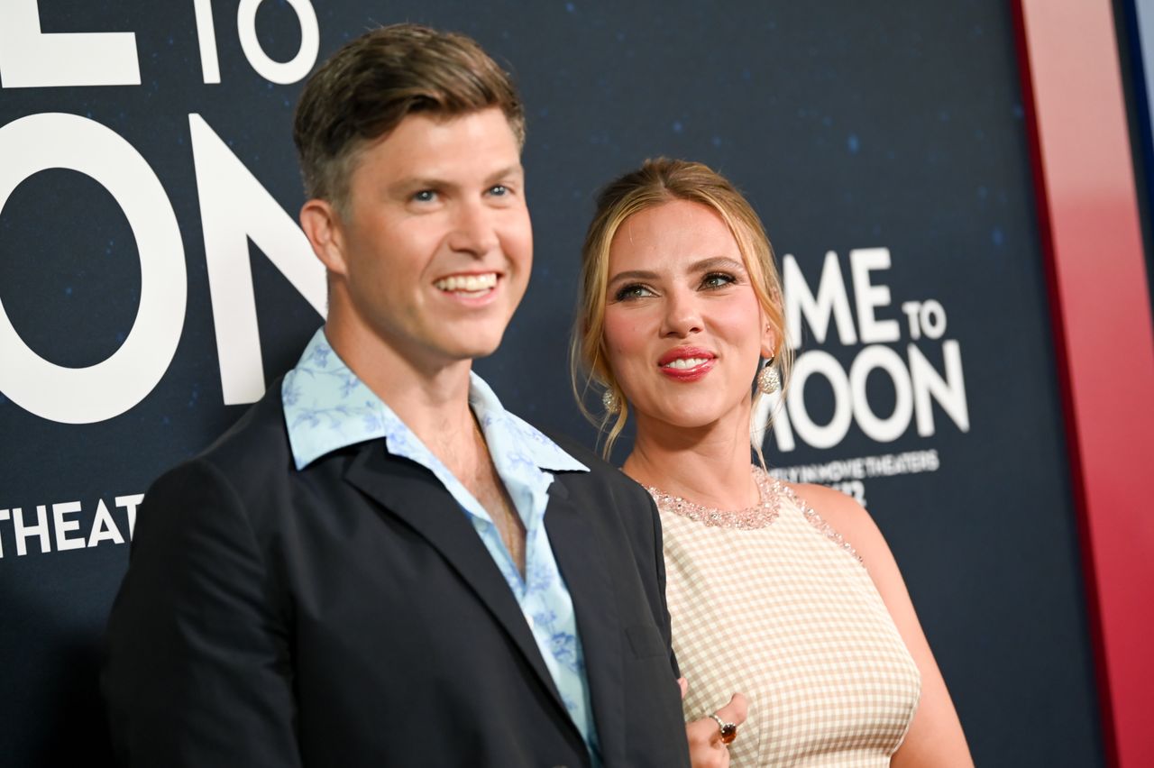 Colin Jost i Scarlett Johansson na premierze jej najnowszego filmu "Zabierz mnie na księżyc"