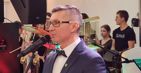 Absurd goni absurd. Oto tłumaczenia o poszukiwaniach wójta