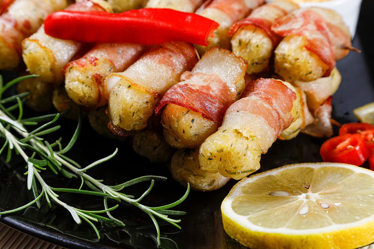 Takich szaszłyków jeszcze nie jadłaś. Chrupiący boczek, kremowe halloumi i soczysta cukinia