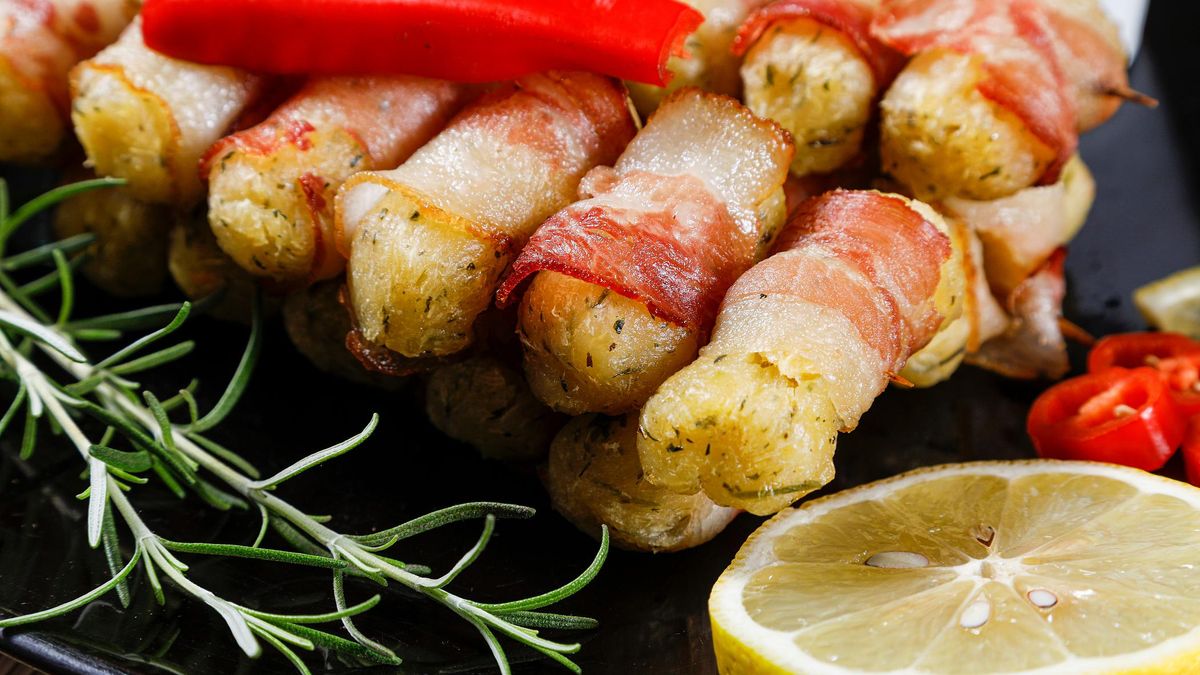 Szaszłyki - halloumi, cukinia, boczek