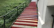 Kraków: Kolorowe schody poszarzały. Ktoś domalował biało-czerwone barwy