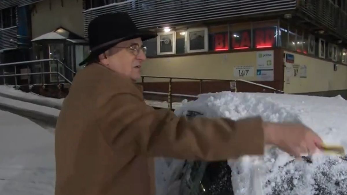 Marian Rau nagrany podczas odśnieżania
