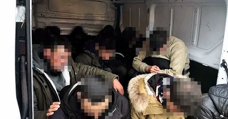 Przewoził 29 migrantów na pace busa. To nie pierwszy taki przypadek
