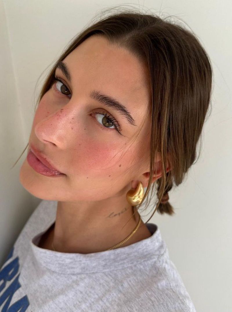 Strawberry makeup - jak wykonać makijaż w stylu Hailey Bieber?