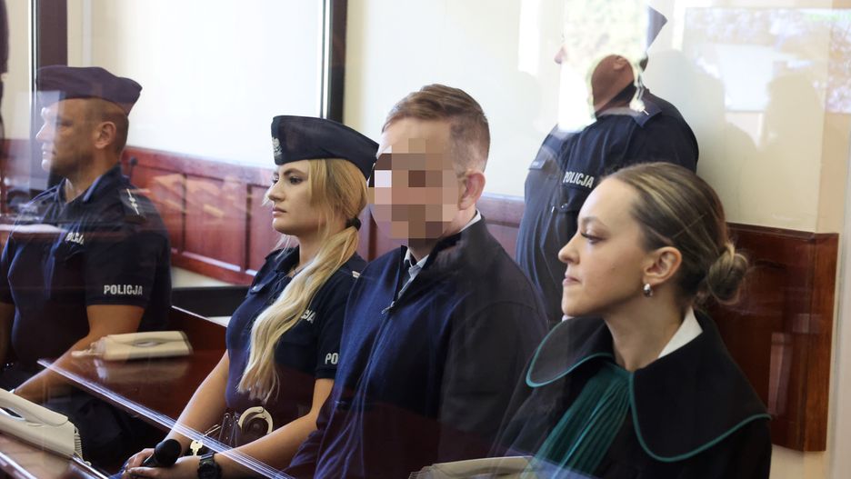 Piotrków Trybunalski, 09.09.2025. Oskarżony Sebastian M. (2P) i jego obrońca Katarzyna Hebda (P) na sali Sądu Rejonowego w Piotrkowie Trybunalskim, 9 bm. Sebastian M. jest oskarżony o spowodowanie wypadku na A1, w której zginęła rodzina z województwa śląskiego. (aldg) PAP/Marian Zubrzycki *** UWAGA!!! ZAKAZ PUBLIKACJI WIZERUNKU I DANYCH OSOBOWYCH OSKARŻONEGO! ***
