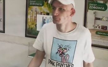 Szuka go policja. Twarz widać wyraźnie. I jeszcze ta koszulka