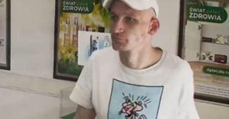 Szuka go policja. Twarz widać wyraźnie. I jeszcze ta koszulka