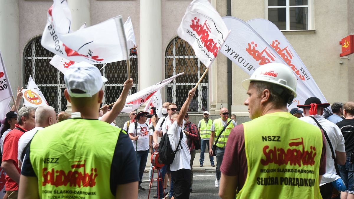 Resort chce też, by nazwy "ekogroszek" i "ekomiał" zostały zastąpione przez odpowiednio "groszek III" i "paliwo drobne". Mają po prostu nie wprowadzać w błąd, bo ekologiczny on nie jest. Na zdjęciu protest górników z czerwca 2021 roku