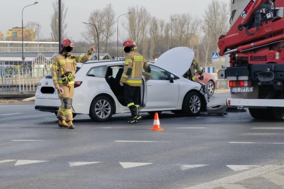 Zderzenie toyoty z citroenem na rondzie przy Makro