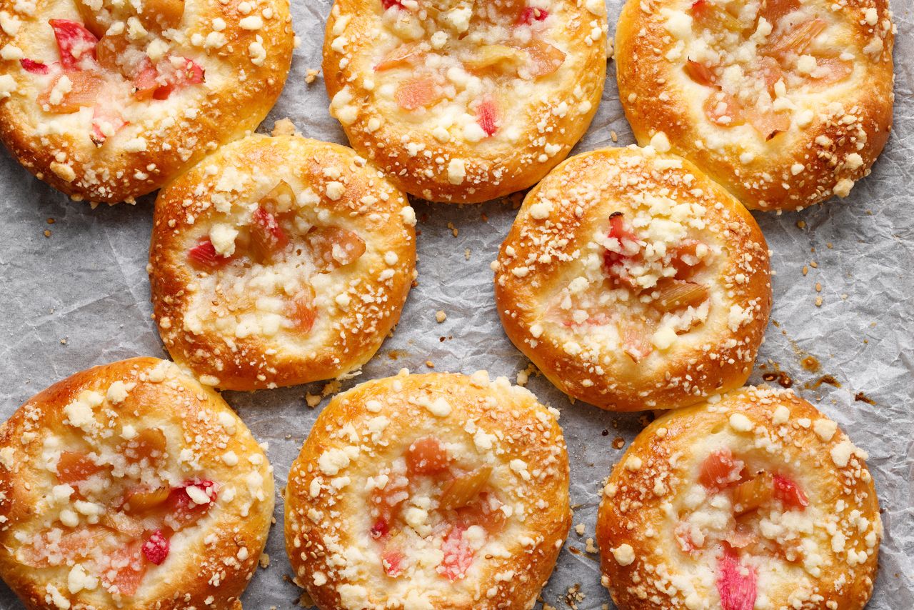 Leckere Hefebrötchen: Frühlingserwachen mit Rhabarber & Schokolade