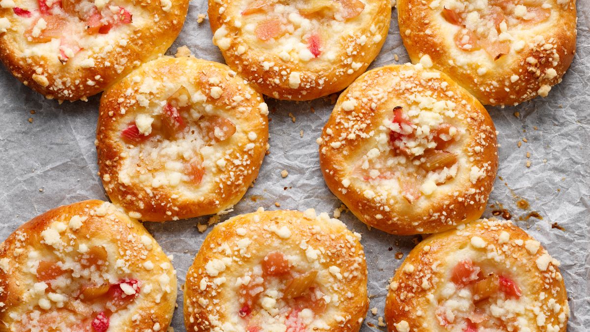 Drożdżówki z rabarbarem, kruszonką i polewą z białej czekolady