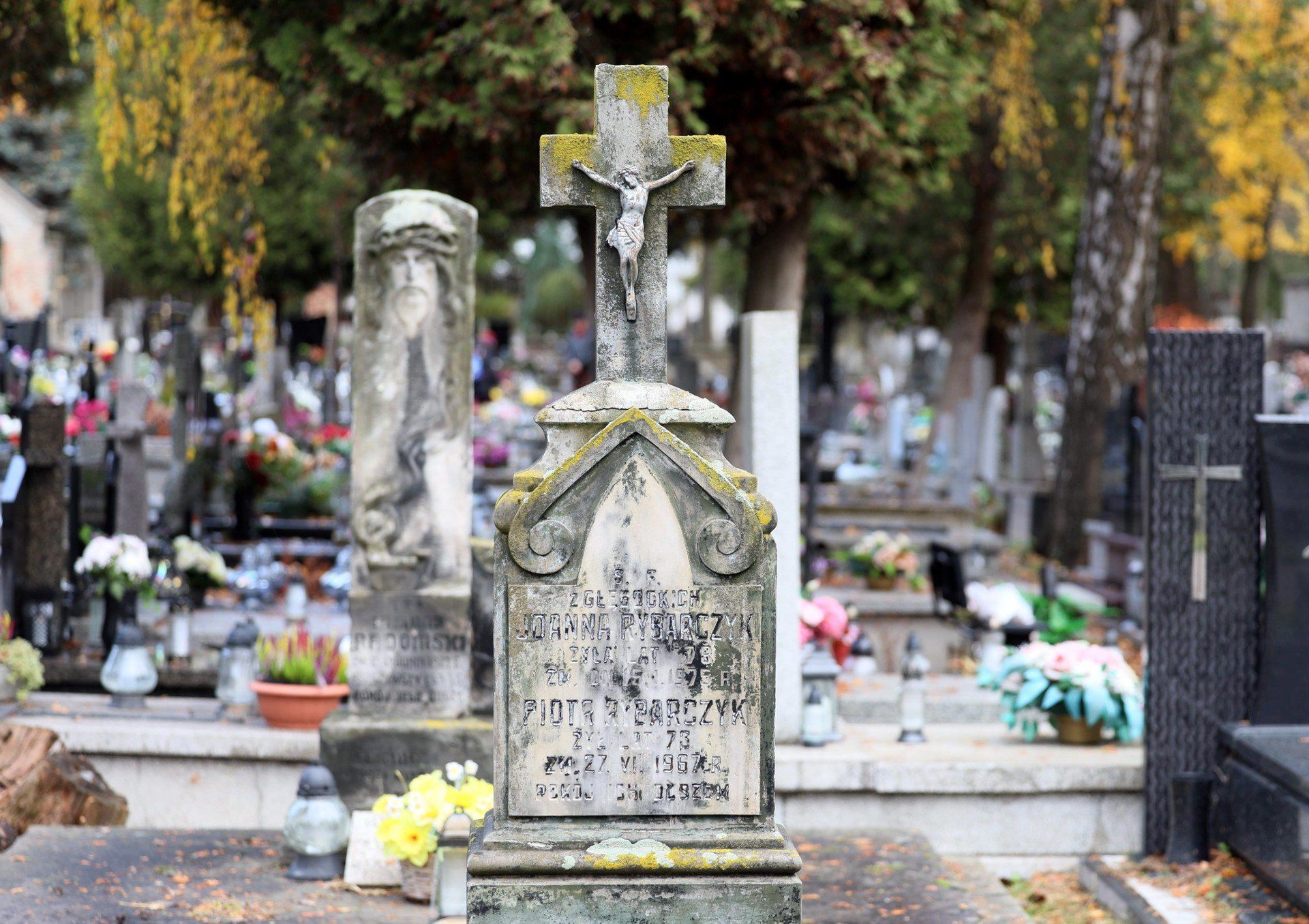 Lipowa - dla wielu lubelskich rodzin to nie tylko cmentarz, ale też część rodzinnej historii miasta. Tu spoczywają społecznicy, artyści, powstańcy i zwykli mieszkańcy Lublina. Groby z XIX i XX wieku przypominają o dawnym obliczu miasta, o jego rozwoju i tragediach. 