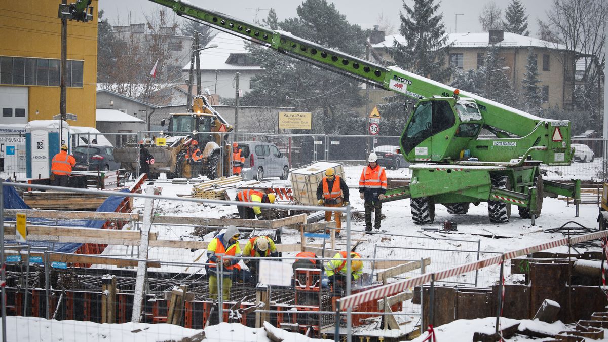 Snowfall In WarsawConstruction workers are seen working in the snow in Warsaw, Poland on 24 November, 2022. (Photo by STR/NurPhoto via Getty Images)NurPhotopolska, warszawa, cold, construction, crane, daily life, snowfall, work, worker, construction workers, 24 november, photo