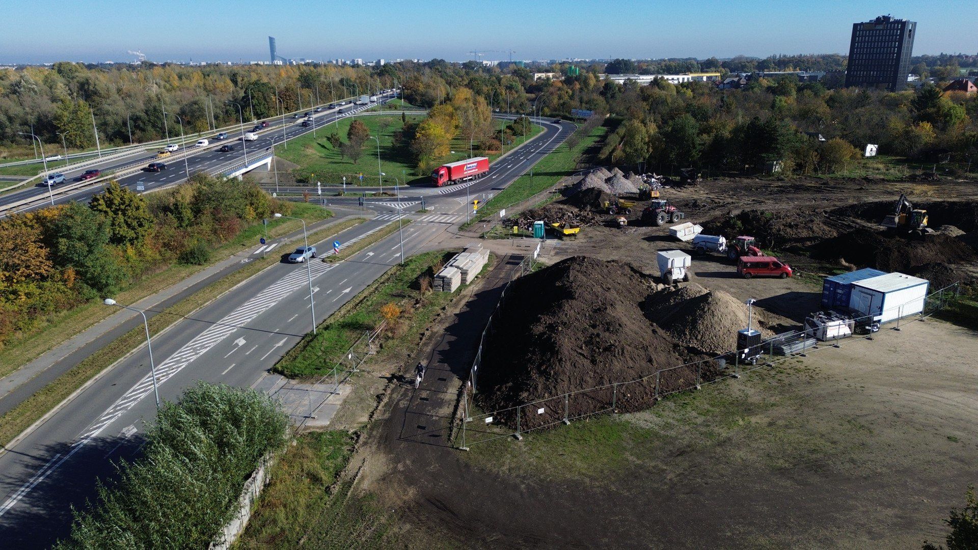 Trwają prace przy budowie brakującego odcinka Wschodniej Obwodnicy Wrocławia. Teren budowy i korytarz drogi doskonale widać z al. Karkonoskiej, od węzła bielańskiego.