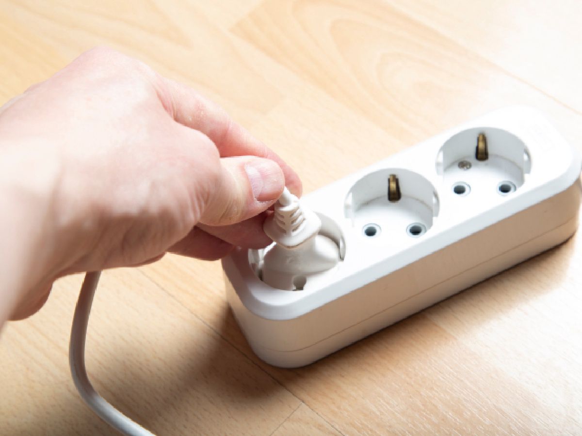 Nigdy nie podłączaj do listwy. Elektryk ostrzega