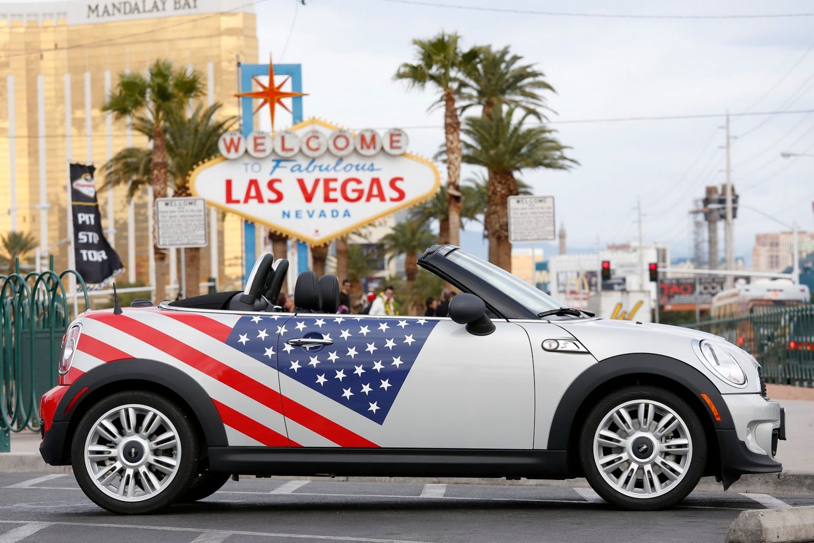 Galeria Mini jako celebracja sprzedaży półmilionowego egzemplarza w USA 174