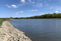 Oława. Wskoczył do Odry i nie wypłynął. Strażacy uratowali mężczyznę