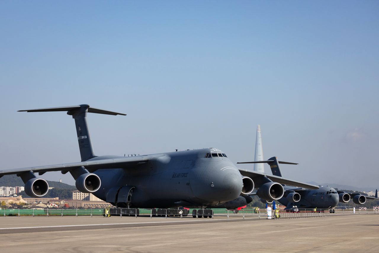 Amerykanie podnieśli transportowce. Lecą w jednym kierunku