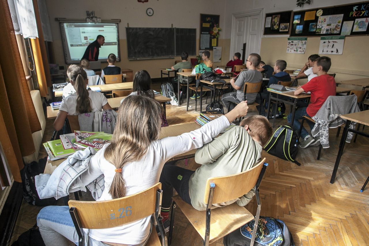 Powrót do szkoły i nowe wytyczne. Rodzice bez większych obaw. Nauczyciele przeciwnie. "Idziemy na całość"