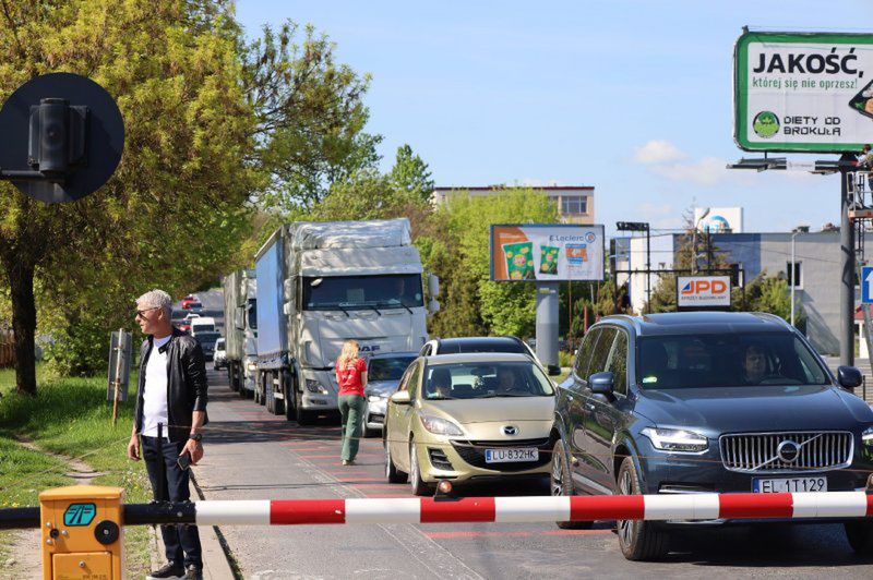 fot. lublin112.pl.  Wielu kierowców ignoruje czerwone światło i wjeżdża na tory