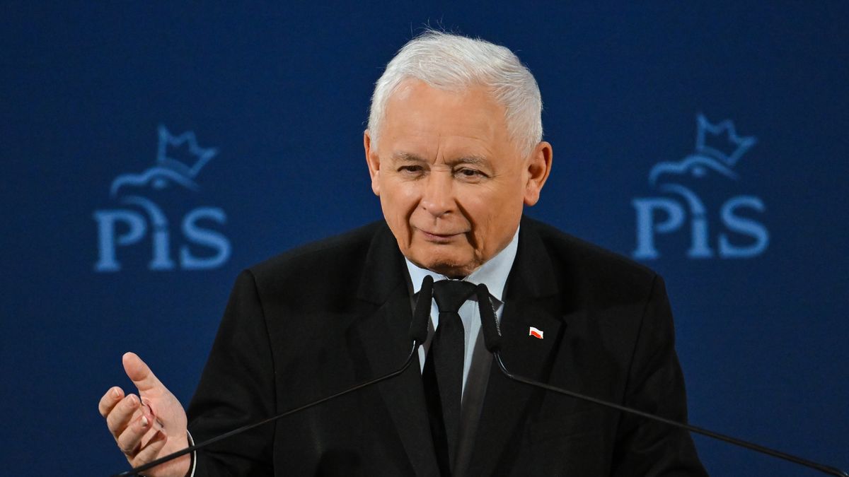 Kielce, 15.09.2025. Prezes PiS Jarosław Kaczyński podczas spotkania z mieszkańcami w Wojewódzkim Dom Kultury im. Marszałka Józefa Piłsudskiego w Kielcach, 15 bm. (ad) PAP/Piotr Polak