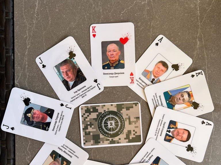 Pokazano specjalne karty do gry. Są na nich rosyjscy zbrodniarze wojenni