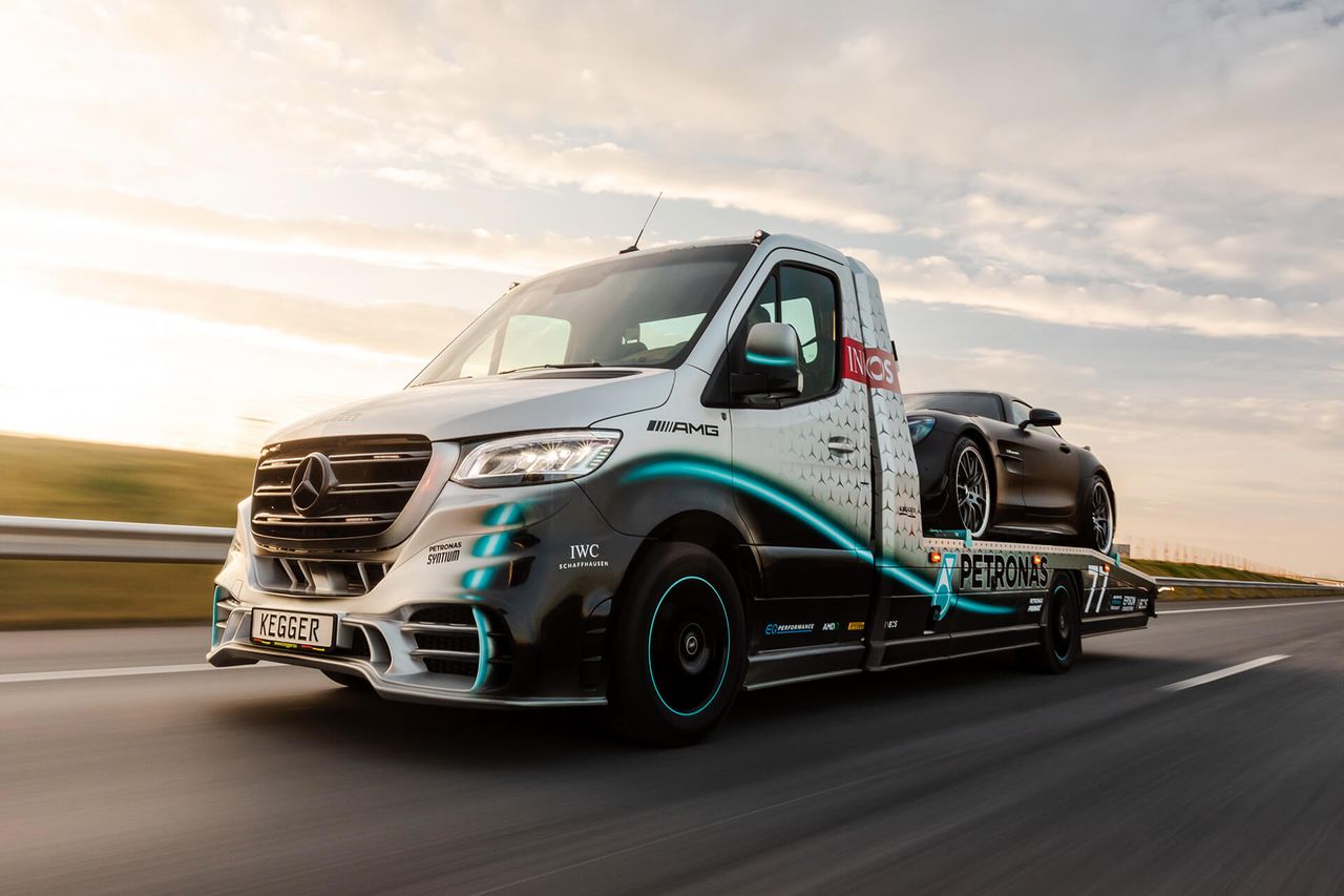 Mercedes Sprinter 319 Petronas Edition kosztuje 460 tys. zł netto, ale to i tak trochę mniej niż najtańsza wersja auta, które wiezie na zdjęciu.