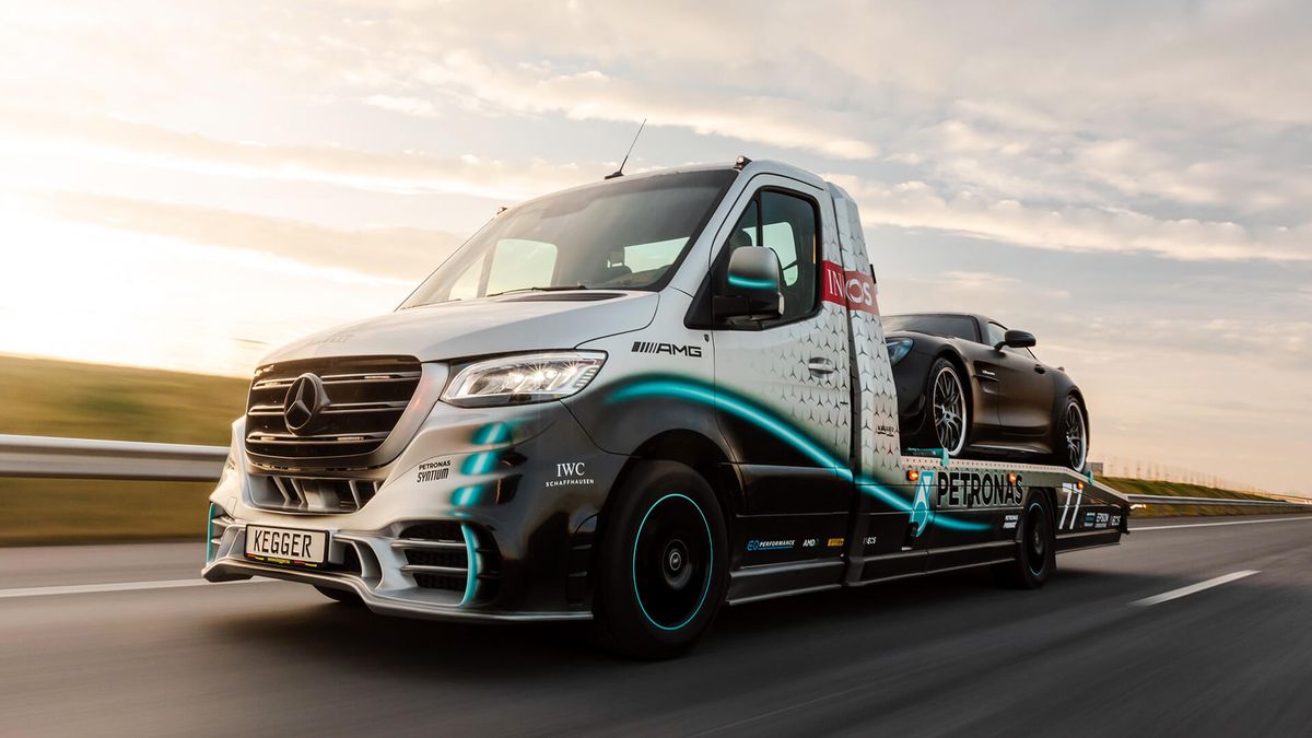 Mercedes Sprinter 319 Petronas Edition kosztuje 460 tys. zł netto, ale to i tak trochę mniej niż najtańsza wersja auta, które wiezie na zdjęciu.