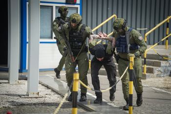 Strzały i pożar w fabryce w Ujściu? Policja przeprowadziła wielkie ćwiczenia
