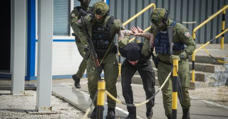 Strzały i pożar w fabryce w Ujściu? Policja przeprowadziła wielkie ćwiczenia