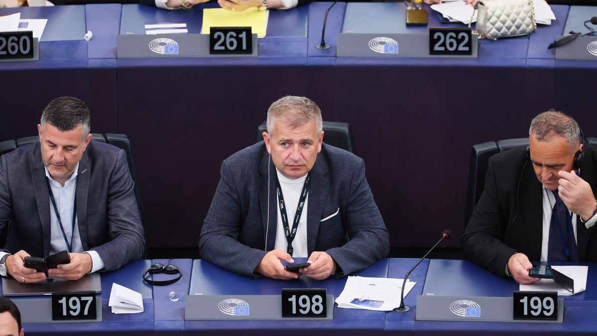 Europoseł KO Bartosz Arłukowicz, jak informuje "Fakt", na leasing wziął Mercedesa GLC