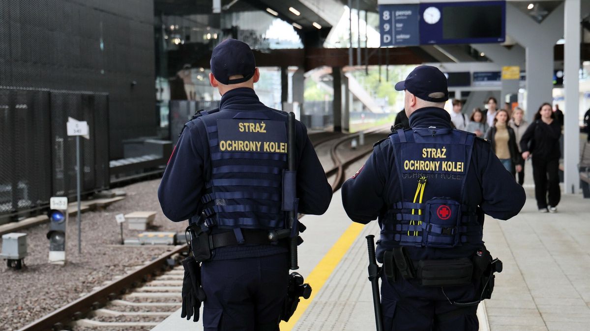 East News archiwum 2026Fot. Andrzej Kulpita/East News, 15.06.2026. Warszawa. Funkcjonariusze Strazy Ochrony Kolei podczas patrolu na dworcu zachodnim.Andrzej Kulpita