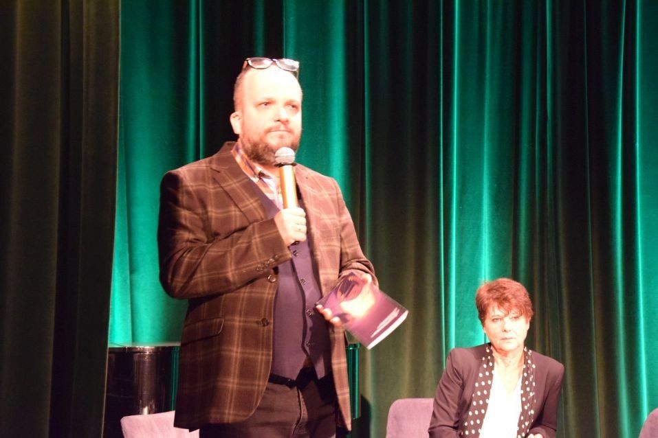 Marek Szary poprowadził spotkanie z pisarką Grażyną Jeromin - Gałuszką.