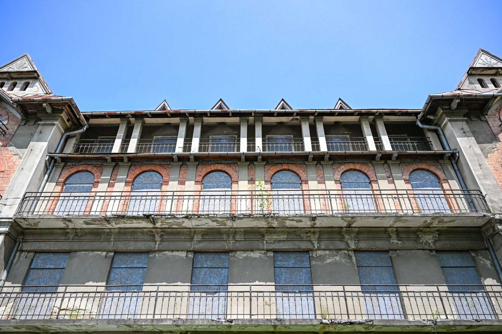 Sanato - dawniej luksusowy pensjonat i sanatorium gruźlicze