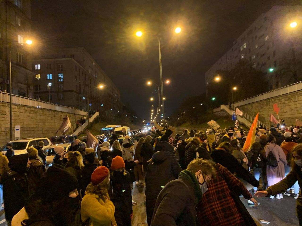 Tłum protestujących na Trasie Łazienkowskiej