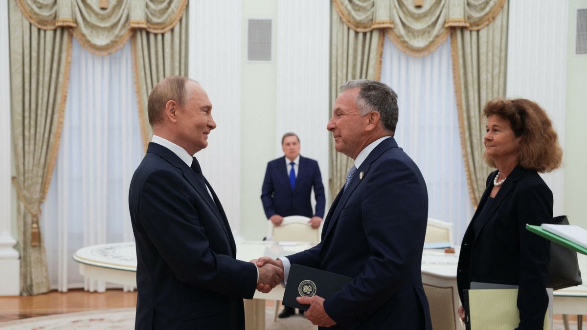 Steve Witkoff i Władimir Putin. W tle Jurij Uszakow