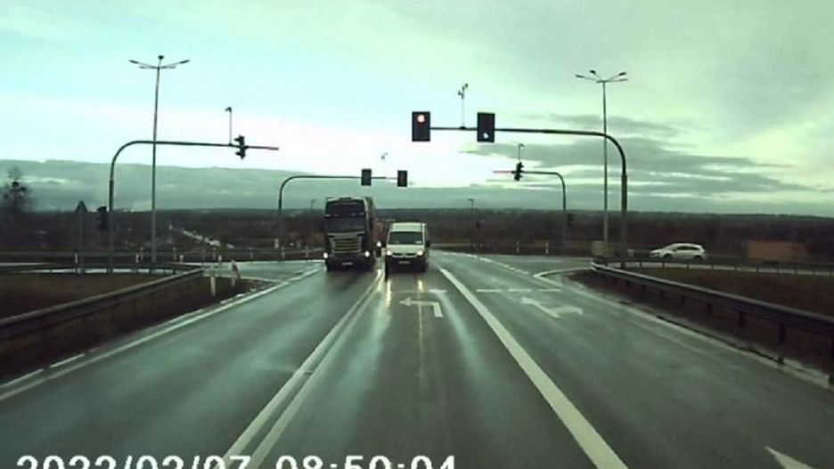 Wyprzedzał ciężarówki na skrzyżowaniu. 23-latkowi grozi gigantyczna kara