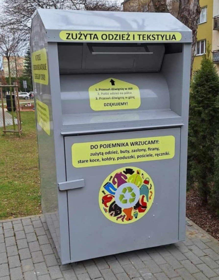 W Oświęcimiu mieszkańcy mają komfort oddawania tekstyliów do pojemników, opróżnianych regularnie. 