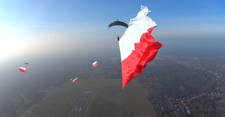 Skoczkowie w Święto Niepodległości. Rekord Polski i gigantyczne biało-czerwone flagi na niebie